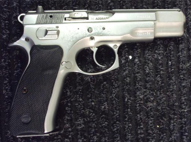 UTB ve Zlíně, Fakulta aplikované informatiky 54 Typ zbraně: CZ 75 B Obr. 28 Pistole CZ 75 B 51 Krátká ruční palná zbraň určená k osobní ochraně jednotlivce nebo jako součást výbavy ozbrojených složek.