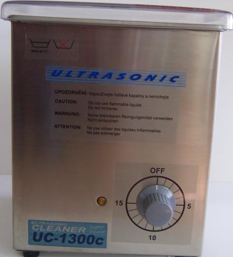 UC - 1300C Kompletní nerezové provedení, mechanický plynule nastavitelný časovač v rozsahu 1-15 minut.