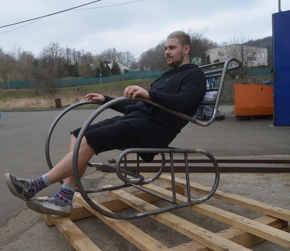 spekulovat o tom, že sedák bez podpěr (nebo bez nalisované trubky) by zátěž nad 100 kg