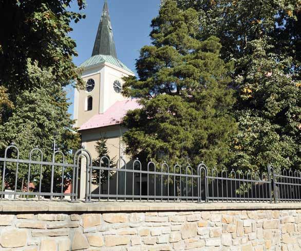 HROZNOVÁ LHOTA Obec Hroznová Lhota i Hroznová Lhota se rozkládá podél říčky Veličky na okraji Chra něné oblasti Bílé Karpaty. První písemné zmínky o obci se datují do roku 1371.
