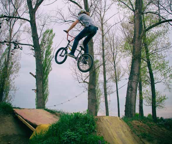 CO JE TO PUMPTRACK PUMPTRACK LUČINA Celkova délka dra hy: 250 m Počet klopených zata ček: 7