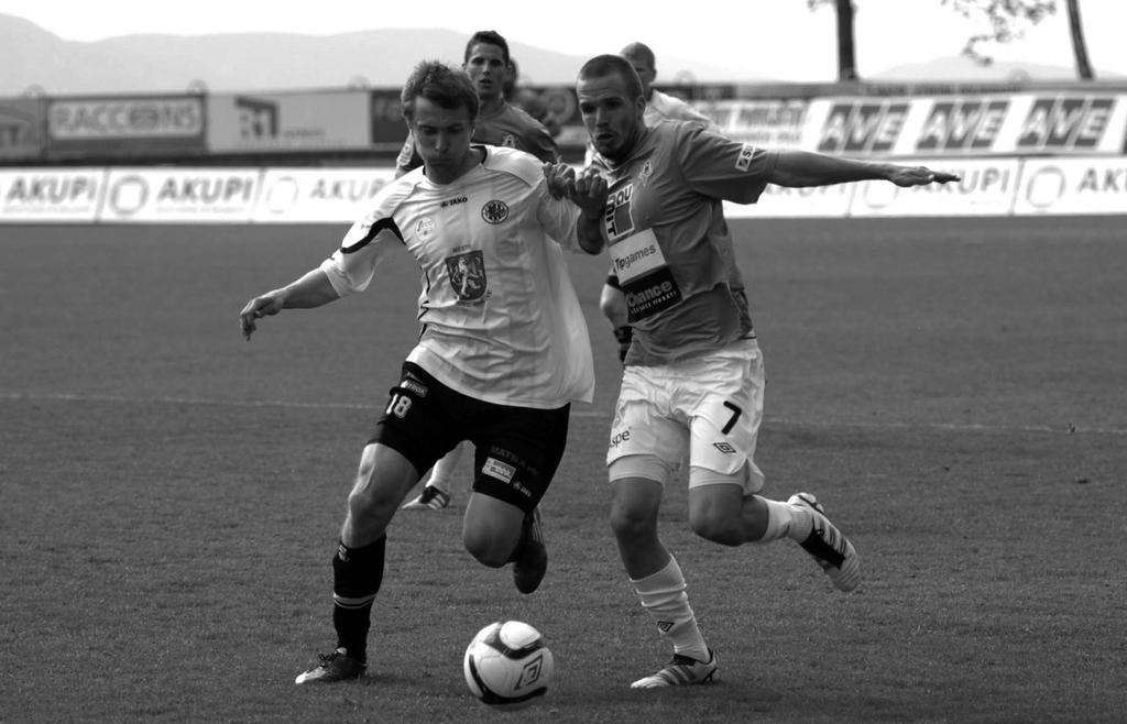 Gól 01 Jablonec_Sestava 1 31.7.2012 11:38 Stránka 15 dokázal nejlépe zorientovat a hlavou poslal Jablonec do vedení, 1:0. Touto brankou také stanovil konečný stav první půle.