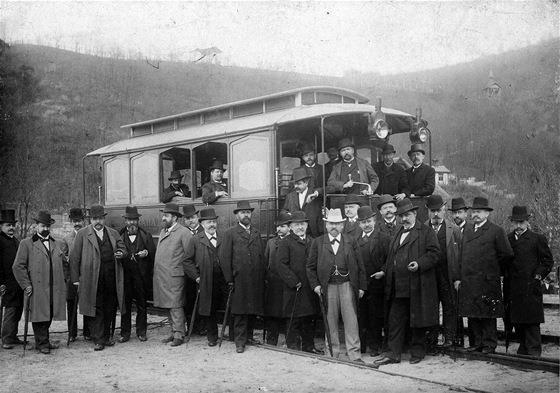 Obrázek 1 - Křižíkova akumulátorová tramvaj[23] Dalším zástupcem v historickém vývoji byly čtyřnápravové akumulátorové lokomotivy řady E407.0, E417.0 a E416.