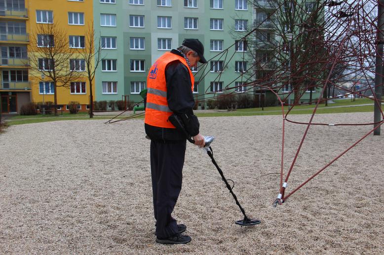 DĚTSKÁ HŘIŠTĚ mo plzeň 3 PÉČE A ÚDRŽBA Na území MO Plzeň 3 se v současné době nachází celkem 95 dětských hřišť a pískovišť.