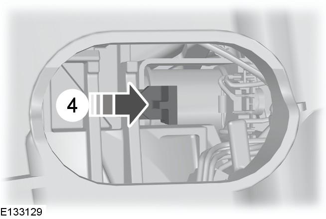 2. Demontujte přidržovací sponu. 3. Demontujte boční panel středové konzoly.