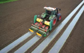 SETÍ KUKUŘICE POD DEGRADOVATELNOU FOLII Společnost SOUFFLET AGRO a.s. představuje v ČR technologii zakládání kukuřice pod degradovatelnou folii s využitím secího stroje SAMCO.