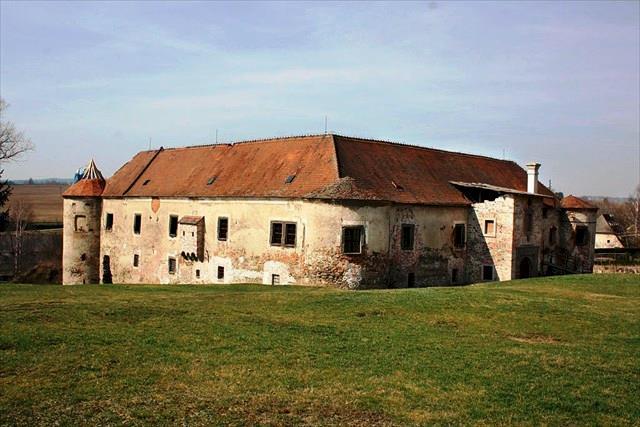 Zámek Stránecká Zhoř Renesanční zámek Stránecká Zhoř byl před započetím obnovy ve zdevastovaném stavu a podlehl by demolici.