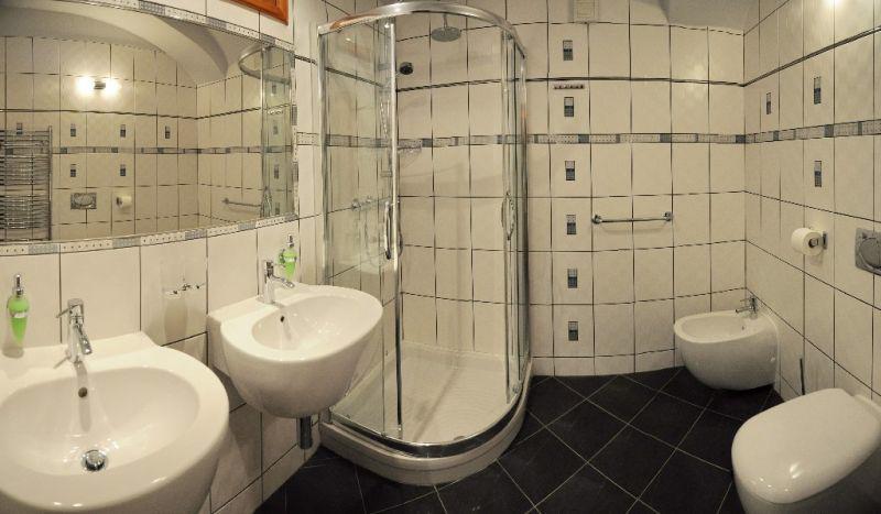 LOŽNICE (SE ŠATNOU) VYBAVENÍ POKOJŮ koupelna (sprchový kout) s WC, minibar