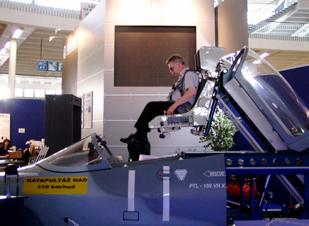 Simulátor nouzového opuštění letounu Simulátor slouží k procvičování úkonů potřebných k opuštění letounu ve vzduchu i na zemi.