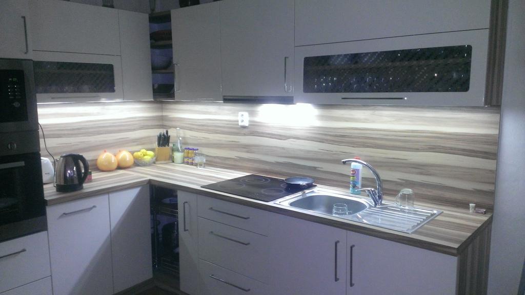 Osvětlení pracovní plochy kuchyňské linky pomocí LED pásku.