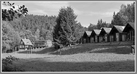 Celková kapacita, lùžková skladba pokojù: Celková kapacita je 197 lùžek, z toho 30 chatek (4 lùžka), 3 sruby s kuchyòkou (5 lùžek), 6 srubù (6 lùžek), ošetøovna (10 lùžek) a prostorná