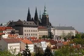 79 Hlavní město České republiky Praha U řeky Vltavy se před staletími usídlili naši předci. V 9. století založili Přemyslovci Pražský hrad. Bylo to spíš hradiště než středověký hrad.