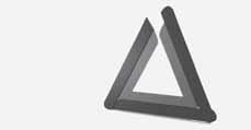 Vyjměte výstražný trojúhelník z pouzdra, rozložte jej a složte k sobě dvě volné strany. Rozložte podpěry výstražného trojúhelníku.