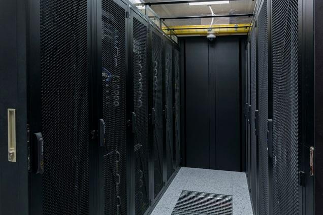 NOVÉ DATA CENTRUM 119 rackových pozic zabezpečení prostoru projektováno na stupeň utajení "Důvěrné" postaveno v souladu se specifikací TIER III výkon ICT 630 kw připojeno k vlastní op[cké páteřní sí[