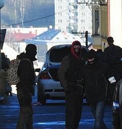 celník příslušnost k celní správě ve výjimečných případech, kdy okolnosti služebního zákroku neumožňují