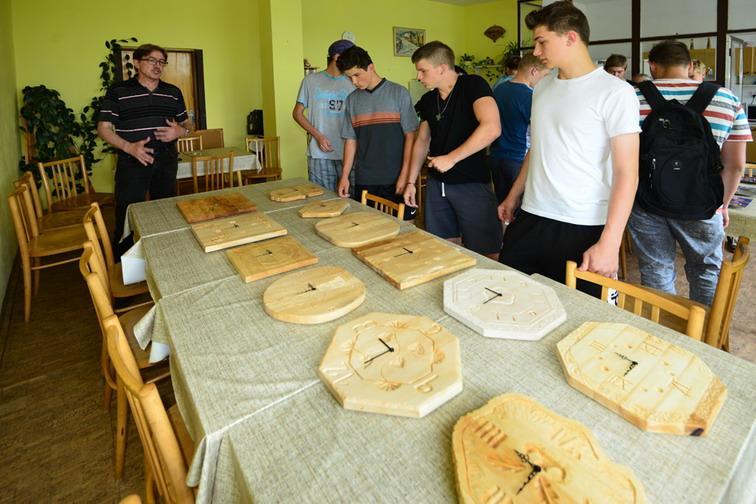 a učeben, které jsou vybaveny