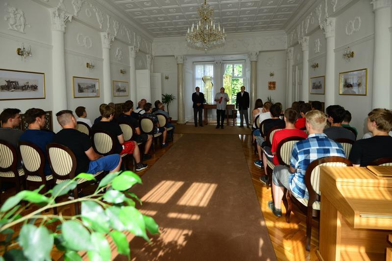 Vyjádřil svůj obdiv a pochvalu vystavený výrobkům.