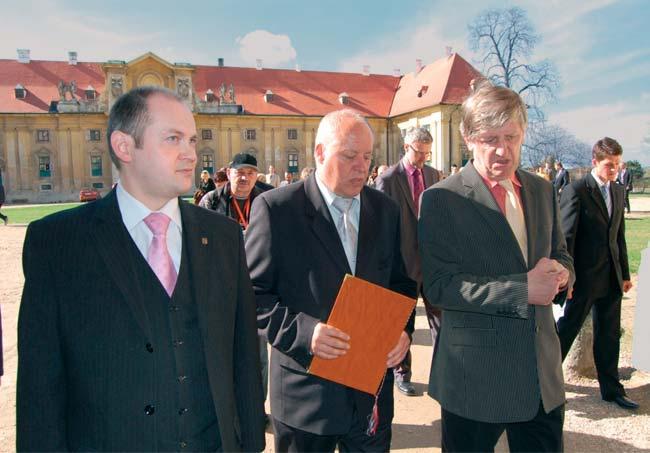 cz Účelem sdružení Multifunkční centrum zámek Lednice, zájmové sdružení právnických osob je: a) příprava, podání a realizace projektu Zámecká jízdárna v Lednici multifunkční centrum spočívajícího v