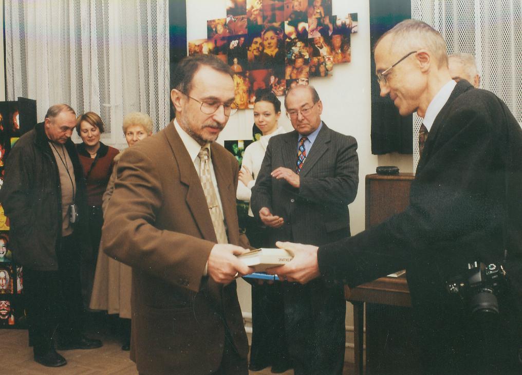 V lednu 2003 předalo muzeum pamětní medaile T.