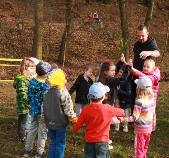 Část II. Výsledky výchovy a vzdělání a/ Zaměření mateřské školy: Naše mateřská škola je moderní jednopatrová budova s vlastní zahradou.