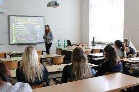 I v dalších soutěžích se žákům naší školy dařilo. Hned na podzim proběhl Přírodovědný klokan, kde naše žákyně Daniela Fléglová (S1.B) obsadila v kategorii Junior 5. místo v rámci Pardubického kraje.