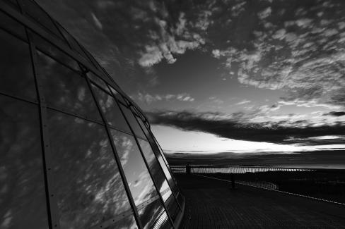 G Fotografování scén v protisvětle Při fotografování scén, které obsahují jasné i tmavé oblasti, použijte režim <G> (Ovládání HDR podsvětlení).