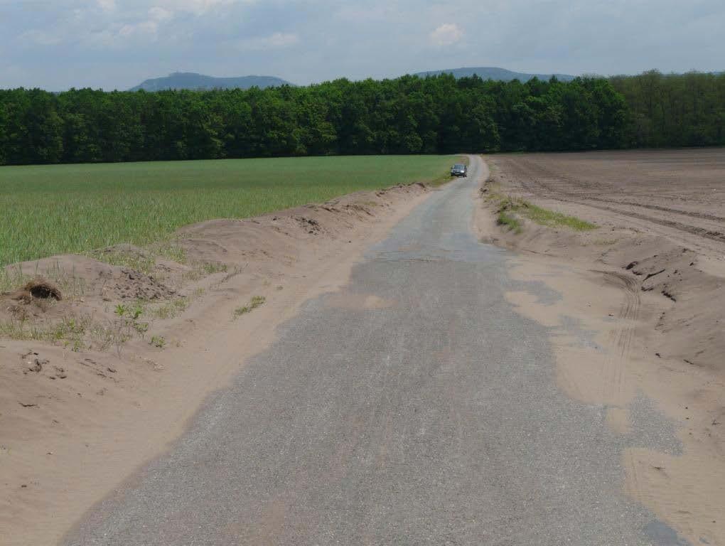 zrnka písku) dochází k dalšímu mechanickému obrušování a vymílání (korazi) okolního prostředí a předmětů.