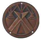 instruktorský odznak kruh, průměr 3,2 cm v okruží kovového odznaku umístěna tři tee-pee, prostřední zobrazeno v popředí s otevřeným vchodem; povrch v barvě