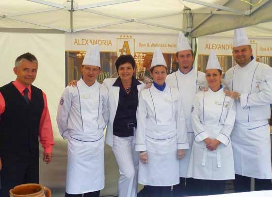 LÁZEŇSKÉ LISTY ZÁŘÍ 2014 Food Festival odhalil tajemství luhačovické kuchyně V polovině srpna proběhl v Luhačovicích již druhý ročník Food Festivalu, který letos představoval historii i současnost