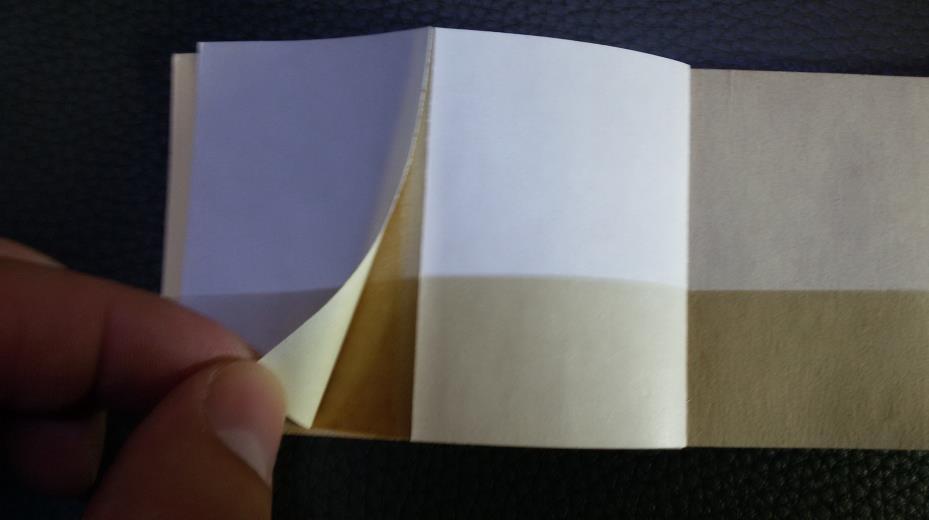 Foto 42 PP-3 papírky lepící strana papírku Listem můžeme otírat povrchy nebo odstranit krycí folii a přilepit ho na očištěnou část oděvu.