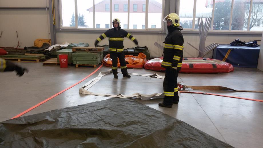 Způsob provedení: hasiči vytvoří přívodní hadicové vedení po rozdělovač, hadici B smotanou (na dvakrát) do kruhu připojí na 2. a 3.