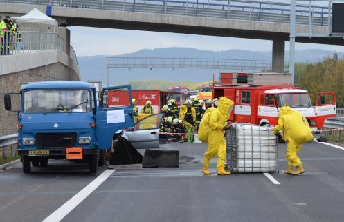 1 Průběh události Foto 52 Průzkum ZZS Foto 53 - Průzkum HZS ČR Po příjezdu na místo začali pracovat složky IZS v rámci svých povinností bez většího zaváhání.