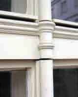 Poutec je doplněn drobnou profilovanou římsou. Obr. 15. Původní mosazná oliva (okenní klika) může být po vyčištění půvabnou součástí staršího dřevěného okna. dvoukřídlová šestitabulková okna.