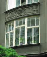 Zasklení do polodrážky vytvořené na okraji dřevěného rámu křídla a upevnění sklenářským tmelem je v českých zemích používáno až od konce 18. století.