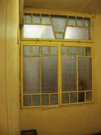 80 Přehled termínů používaných při popisu oken a okenic (Alfréd Schubert) 81 oválu s dvěma drážkami), po sestavení tabulí pocínované.