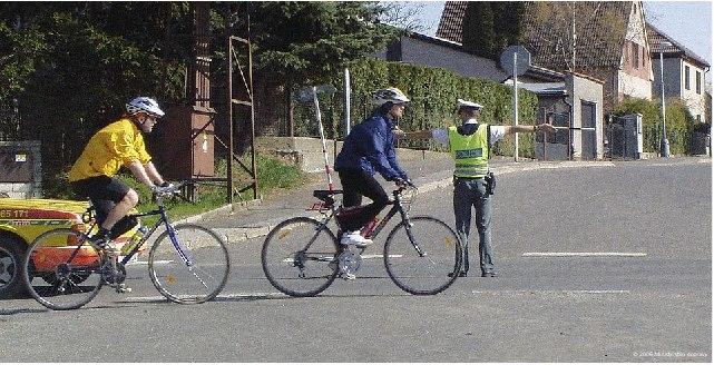 Test: 19. prosince 2017 1:33 (číslo 1) 4 z 8 8. [2 b.] V dané situaci, mohou účastníci silničního provozu odbočovat? pouze vpravo, dodrží-li ustanovení o odbočování.