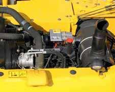 Motor Komatsu SAA4D107E-1 je opatřen certiﬁkátem pro emisní předpisy EPA Tier III a EU Stage IIIA.