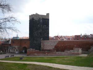 Chebský hrad Lokalita: Dobrovského 21, Cheb Chebský hrad, ohraničený kamennými a cihlovými hradbami, sestává z objektů, jejichž nosné konstrukce jsou z kamenného a cihelného zdiva, střechy jsou