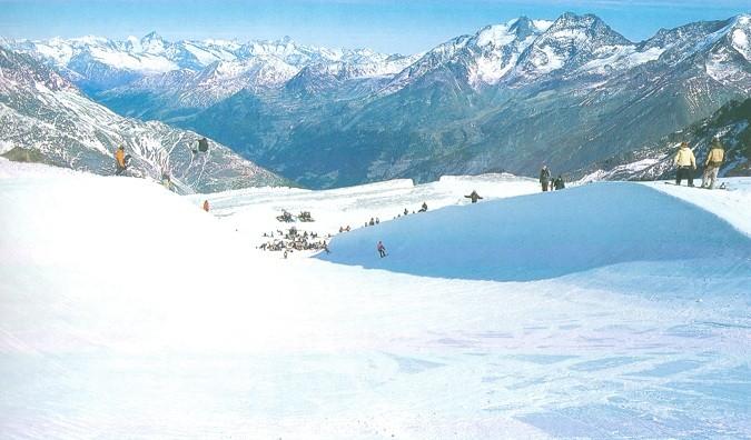obr. 3: U-rampa (zdroj Večerka, 2003) b) Slopestyle Slopestyle je populární druh soutěţe pro většinu snowboardistů.