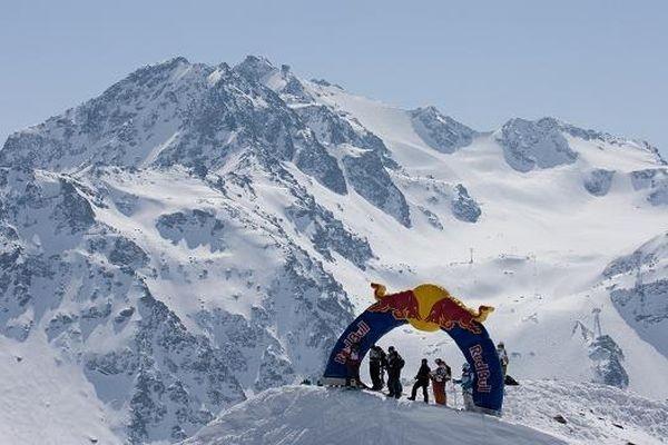 b) Extrémní freeriding Jedná se o jízdu ve volném extrémně náročném terénu většinou v hlubokém a čerstvém sněhu.