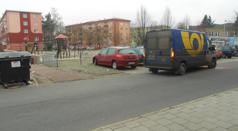 rezidenční zóny; Ostrava 20: Příklad nevhodné ochrany chodců v rezidenční oblasti