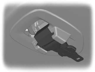 Ochrana cestujících Bezpečnostní pás prostředního sedadla ve druhé řadě C-MAX 1 3 2 E129523 E129522 Navíjecí cívka pro zadní střední bezpečnostní pás je na stropě. Pro zapnutí bezpečnostního pásu: 1.