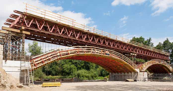 Speciální řešení zvláštních požadavků se systémy PERI Oprava obloukového mostu, Kestřany Zátaví U silničního obloukového mostu přes řeku Otavu bylo nutné provést kompletní rekonstrukci.