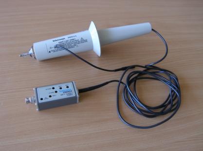 Základní napěťové rozsahy osciloskopu lze zvětšit použitím vhodné sondy (která vlastně představuje se samotným vstupem osciloskopu pokud možno frekvenčně nezávislý dělič napětí).