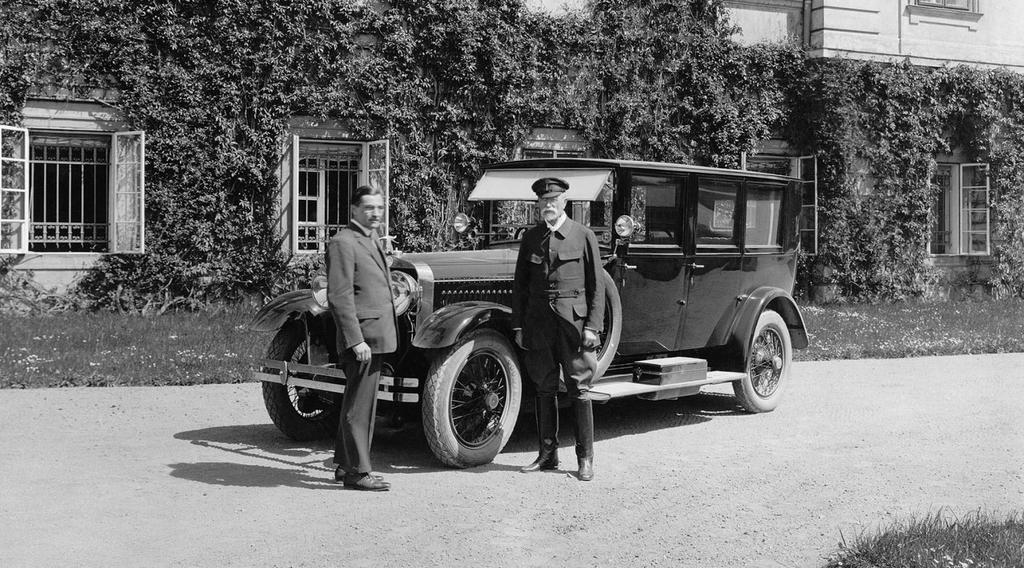 ŠKODA Hispano-Suiza Auto jako záležitost šéfů: fotografie z května 1926 ukazuje prvního prezidenta Československé republiky Tomáše Garrigue Masaryka, hrdě stojícího před zbrusu novým vozem ŠKODA