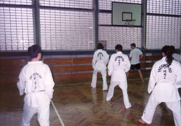 Touha po Taekwon-do však zvítězila a hlavně jsem nechtěl zklamat ostatní. Všem jsem oznámil, jak se věci mají a nabídl jsem jim svou podporu. Začaly těžké časy avšak krásné časy.