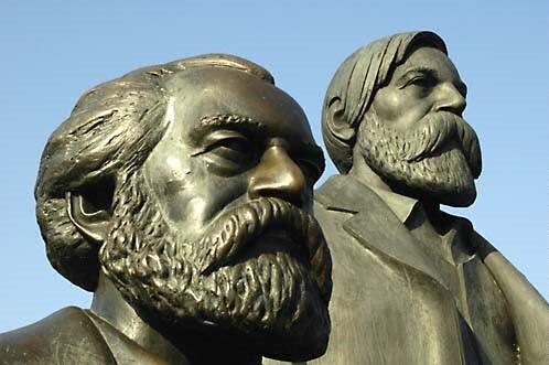 Karl Marx (1818 1883): Přesvědčení o materiální podstatě světa, včetně lidské psychiky: člověk není výtvorem Boha, ale Bůh je výtvorem člověka; náboţenství je příznakem lidské odcizenosti, opiem lidu.