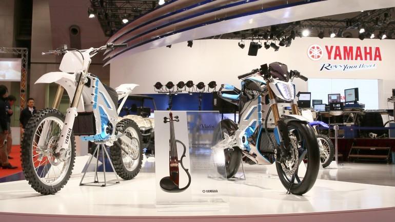 Obr. 11: motocykly Yamaha PED1 a PES1 na výstavě Tokyo Motor Show http://images.gizmag.com/gallery_lrg/yamaha-pes1-ped1-electric-motorcycles-production-2014.