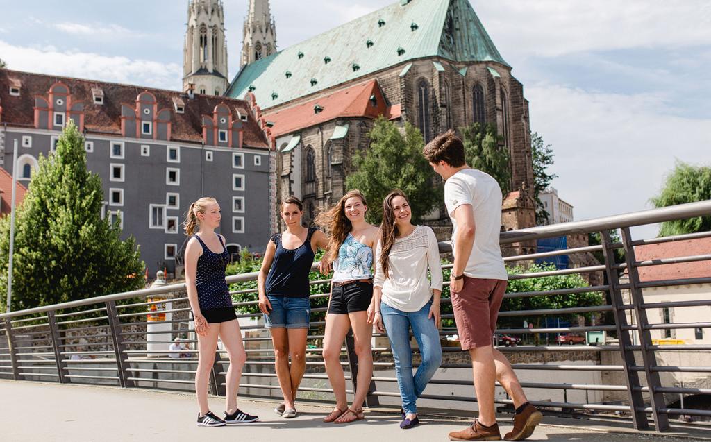 STUDIUM A ŽIVOT V GÖRLITZ STUDIUM S PŮVABNÝM OKOLÍM (česky Zhořelec) je mnohými lidmi označováno za Studentský kampus v si oblíbily také různé firmy, jedno z nejkrásnějších měst Německa.