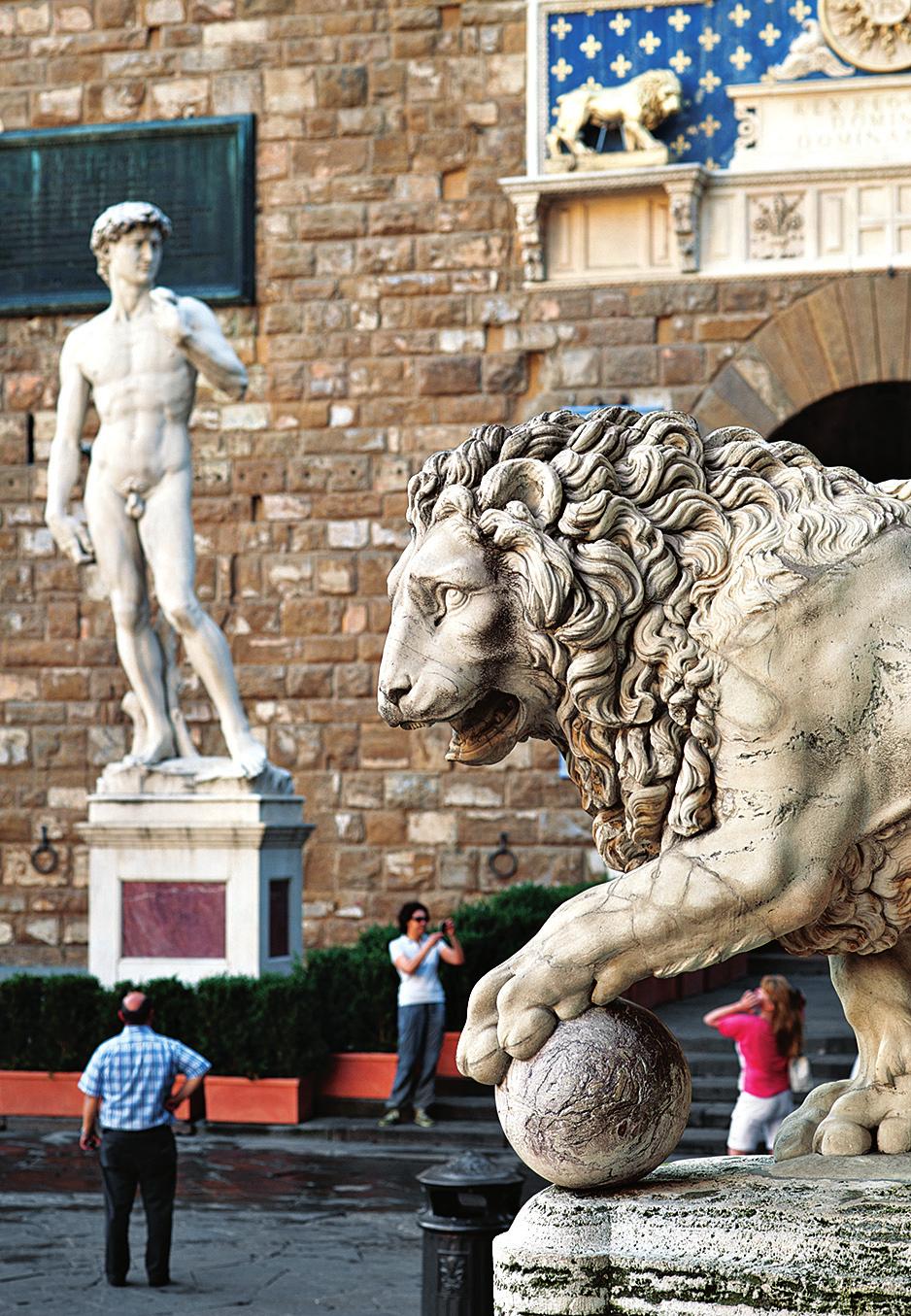 90 VÝCHODNÍ FLORENCIE Piazza della Signoria Na náměstí Piazza della Signoria se tyčí Palazzo Vecchio, po sedm století sídlo florentské vlády.